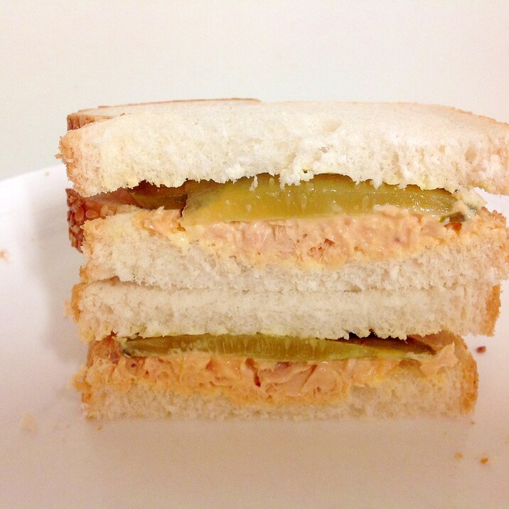 鮭缶の鮭ときゅうりのピクルスのサンドイッチ